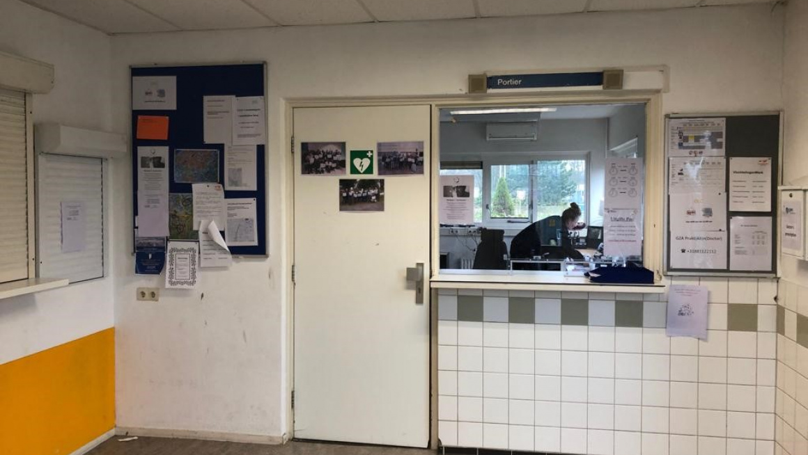 Hal met diverse informatie op de muur bij de receptie