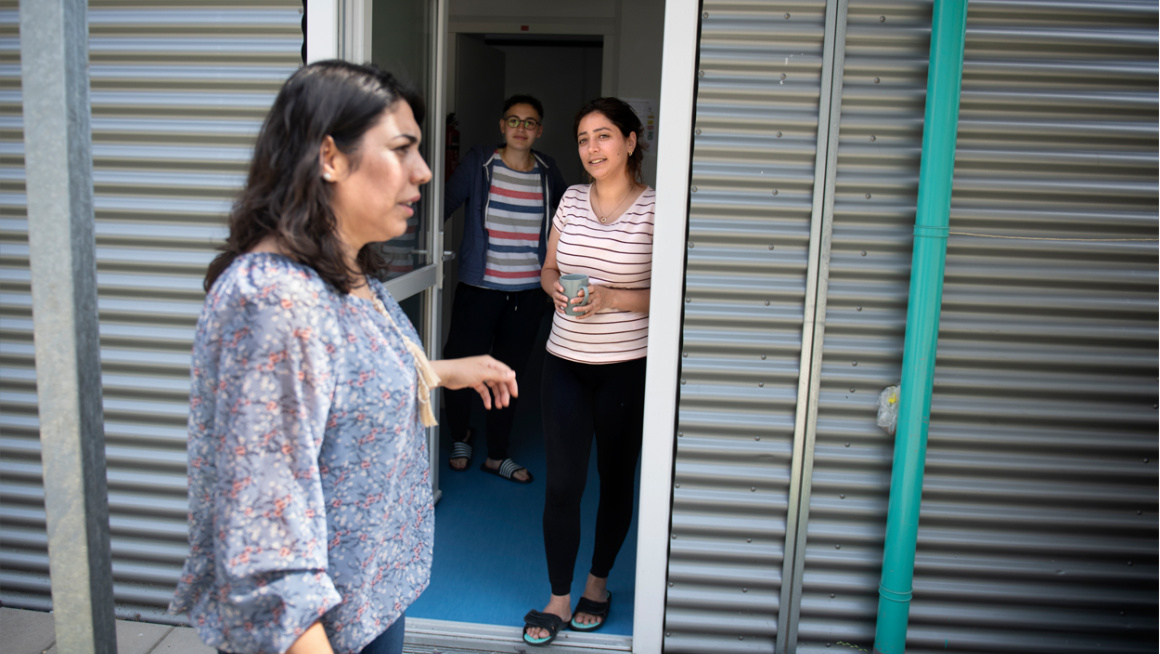 Statushouder Sozdar Khalaf in gesprek met bewoners van het azc