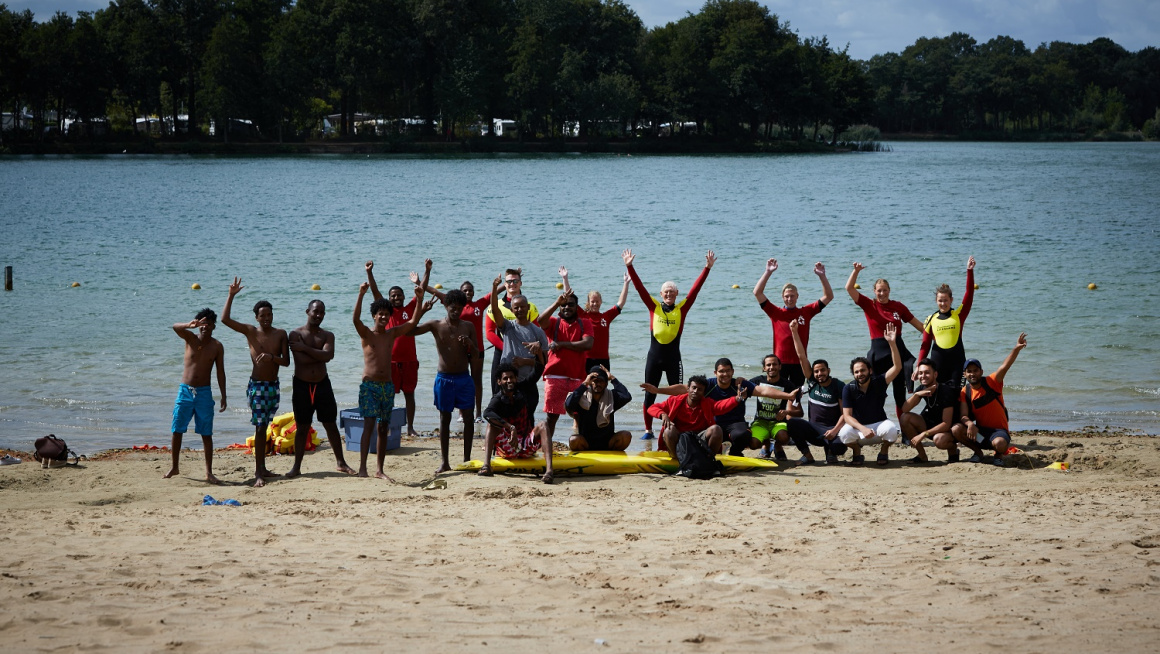 Bewoners van het azc in Winterswijk leren in de praktijk over de gevaren van het zwemmen in open water