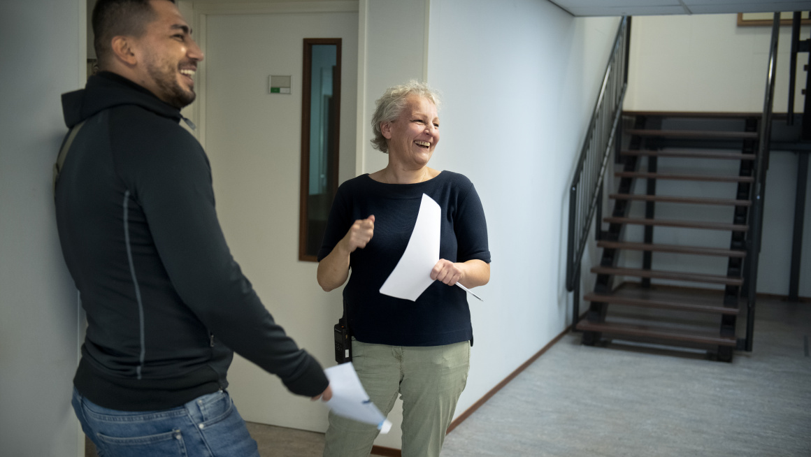 Marlies in gesprek met een bewoner