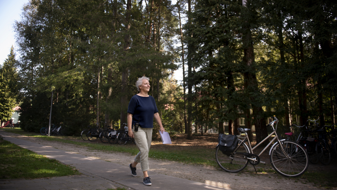 Marlies loopt over het terrein van azc Oisterwijk