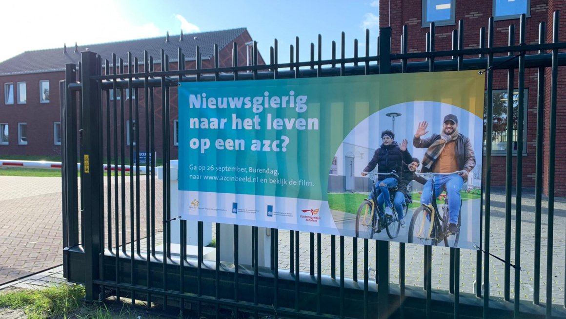 Spandoek over de alternatieve OPpn azc dag op het toegangshek van locatie Ter Apel