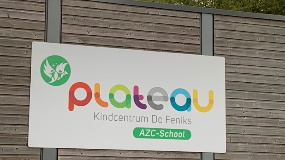 Bord met daarop in gekleurde letters de naam Plateau van de azc-school