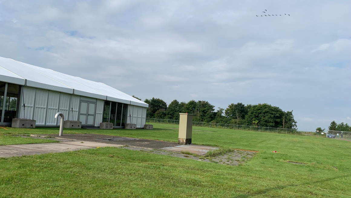 Opvang in Marnewaard, het terrein met links de eetzaal