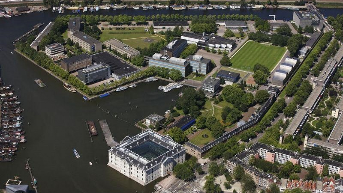 luchtfoto van het Marine Etablissement in Amsterdam