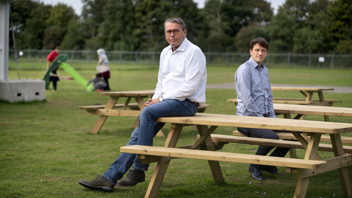 Van Iperen en Van Pijkeren buiten aan picknicktafel in Zoutkamp  