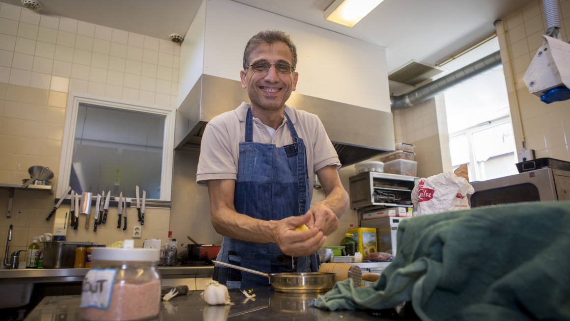 Eiad aan het werk in de keuken van eetcafé Athos EET