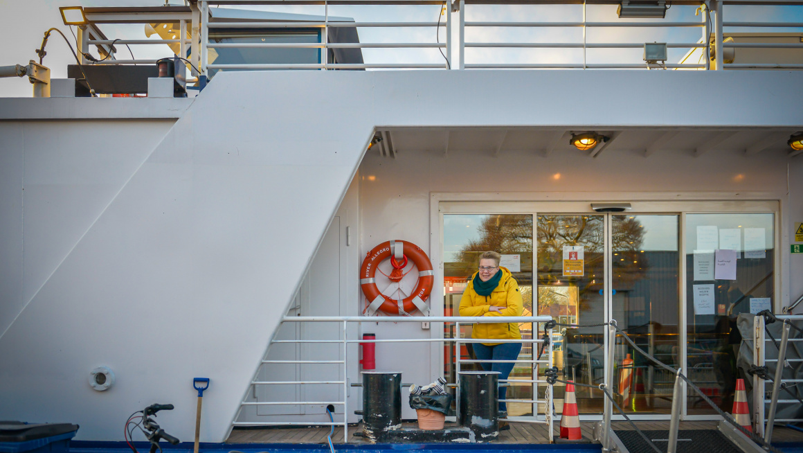 Annie Leppink op de boot in Meppel