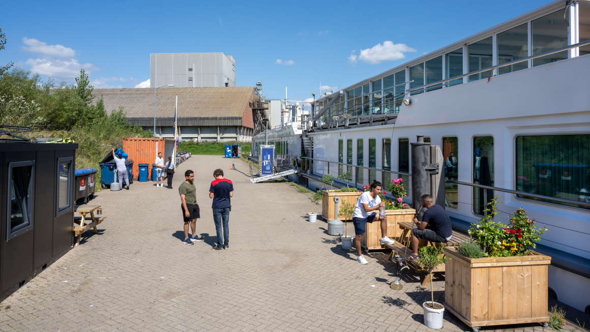 bewoners asielopvang buiten in Wageningen