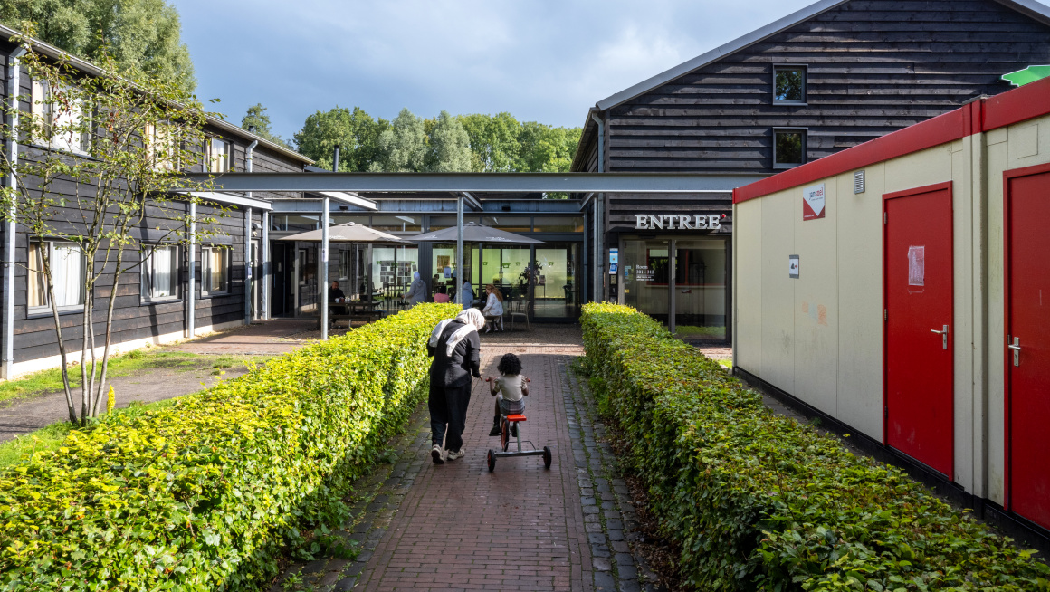 ouder en kind spelen buiten in opvang in Utrecht