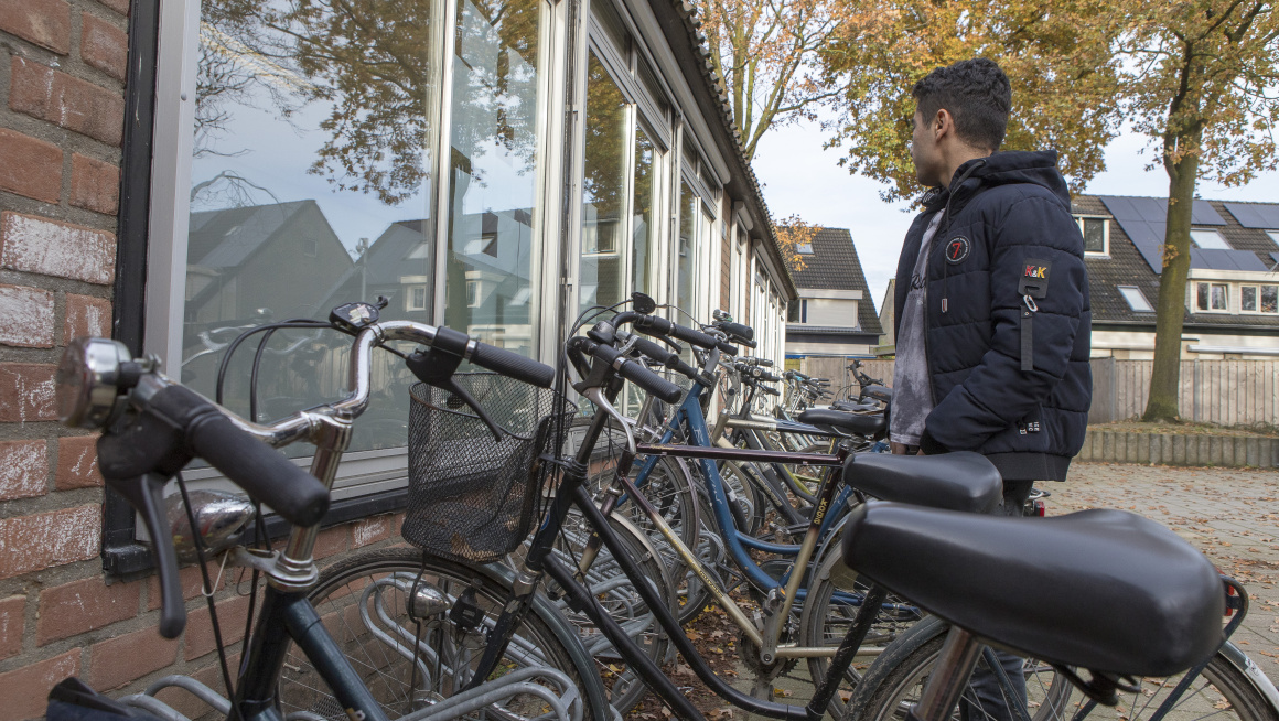 Jongen op schoolplein