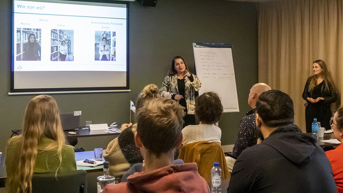 Reyhan en Eline geven een workshop aan collega's