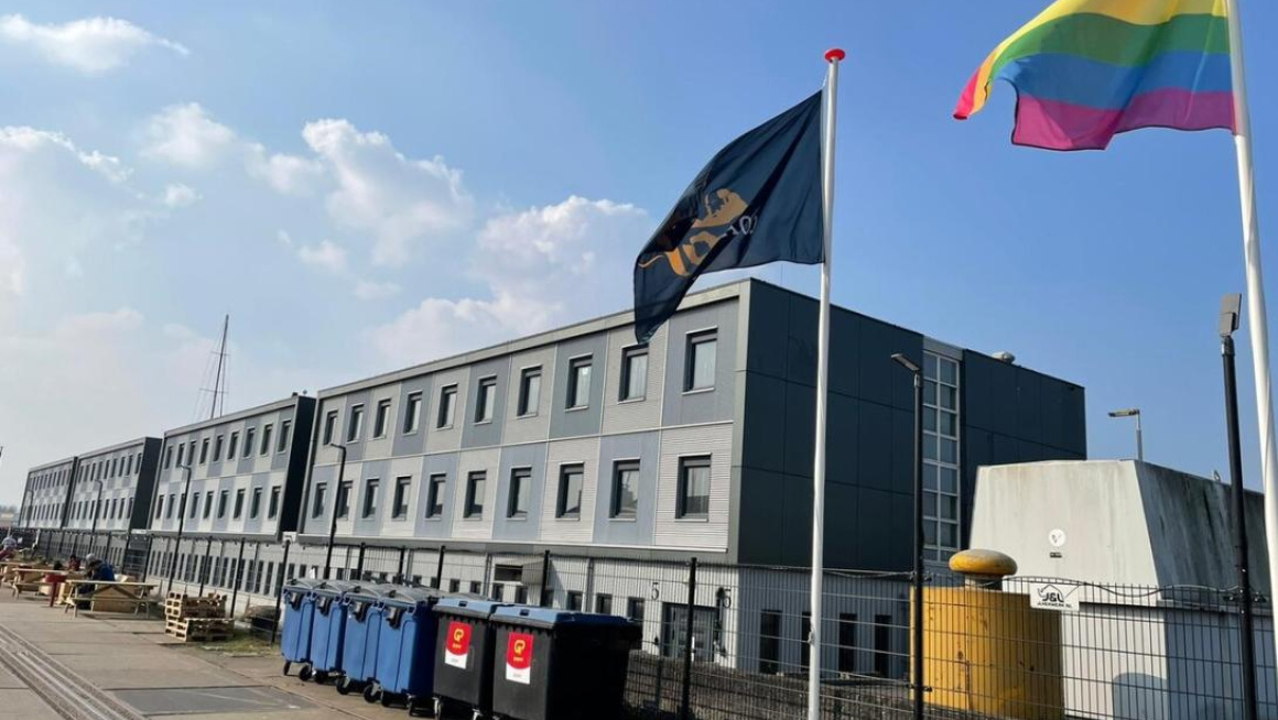 opvangschip aan de kade in Zaandstad