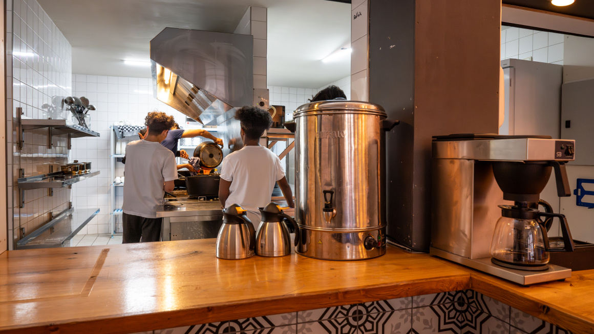 Jongens aan het werk in de keuken om eten klaar te maken