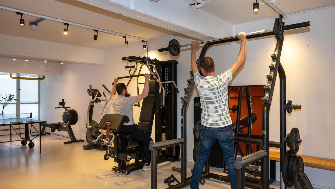 Twee mannen zijn aan het fitnessen in de gymzaal