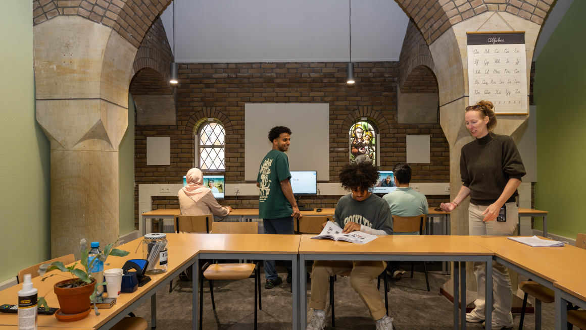 Les- en computerlokaal azc Apeldoorn waar 3 mannen en 2 vrouwen bezig zijn