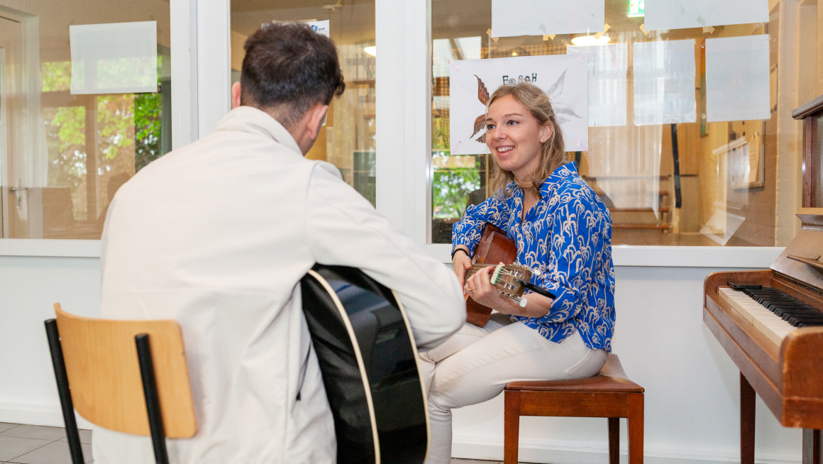 julie geeft muziekacoaching aan een jongere