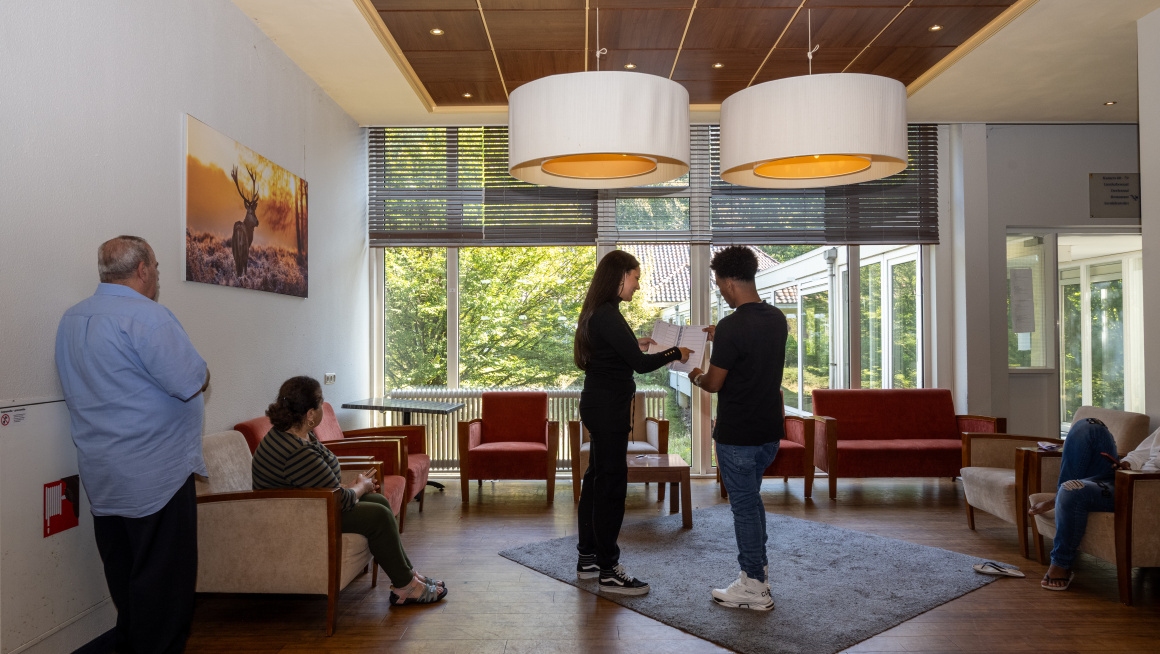 Woonkamer coa locatie Beekbergen waar mensen op de bank zitten