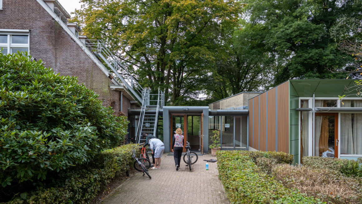 Ingang van amv gebouw in Berg en Dal