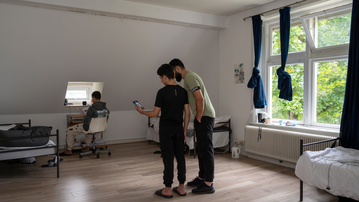Jonge asielzoekers in hun slaapkamer