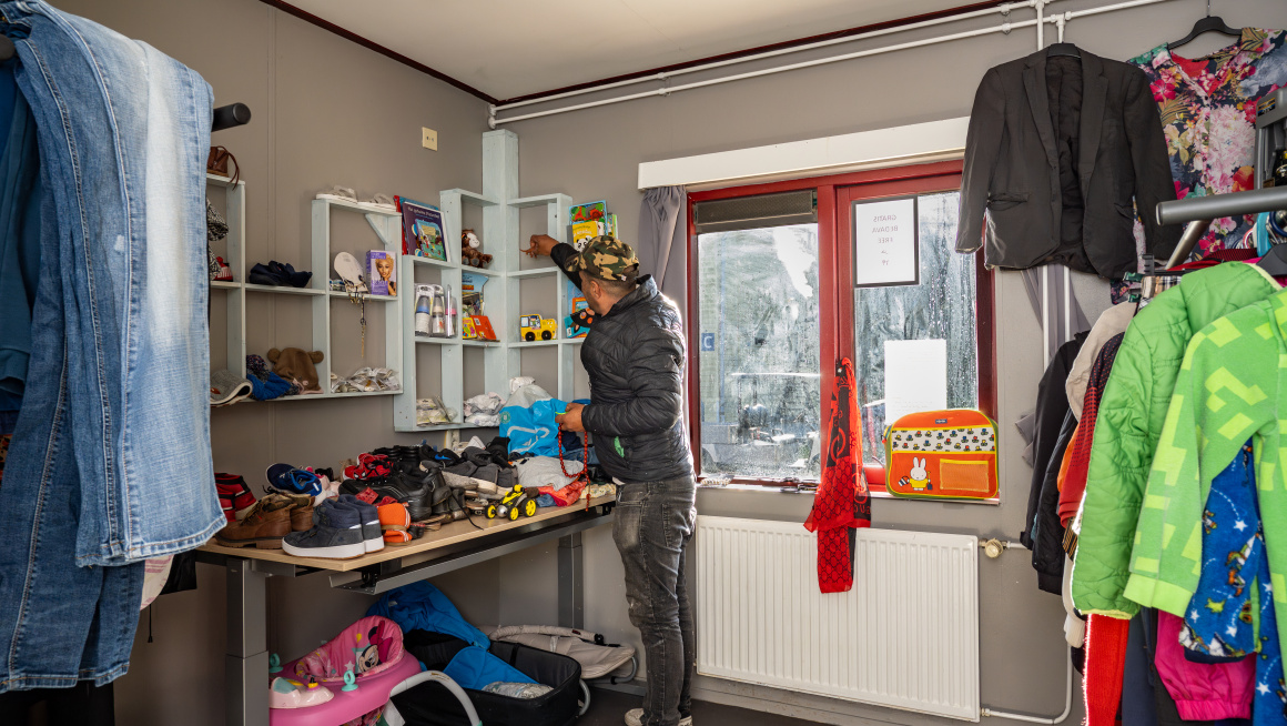Tweedehandswinkel op coa locatie Zeewolde met kleding en speelgoed