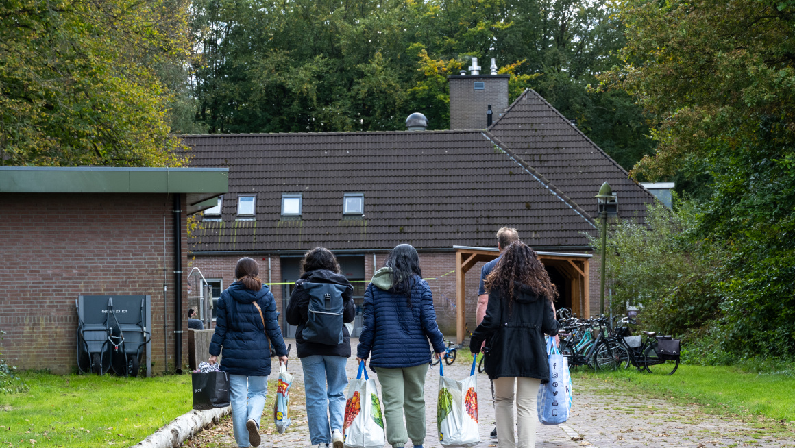 Aankomst 4 vrouwen met tassen in coa locatie Deelen
