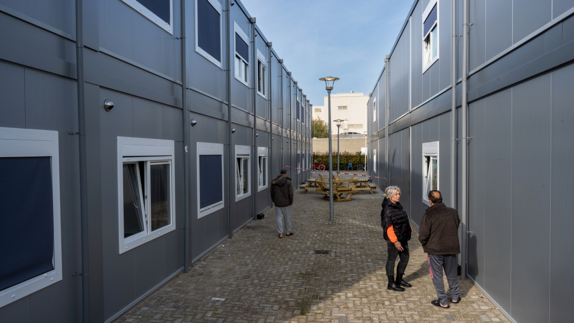 Wooneenheden van 2 verdiepingen aan beide kanten van een straatje op coa locatie Spijkenisse