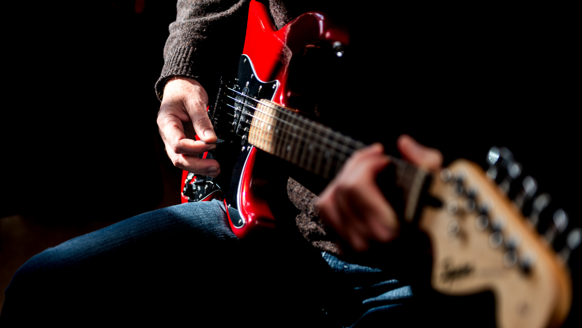 man speelt gitaar