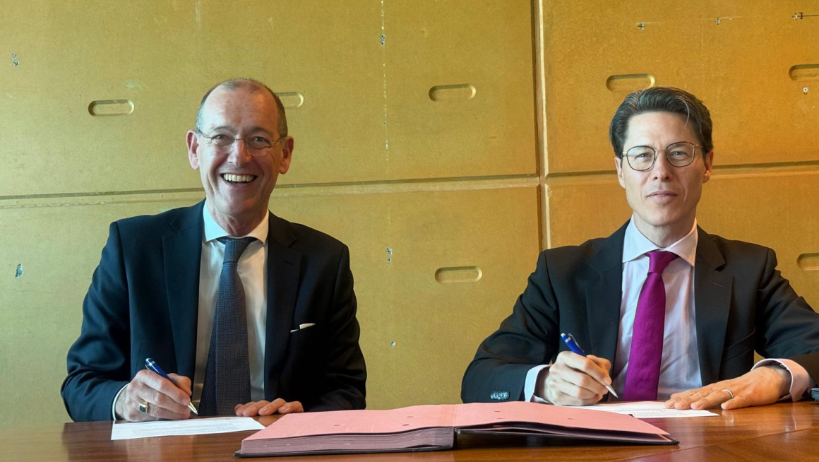 2 mannen kijken in beeld