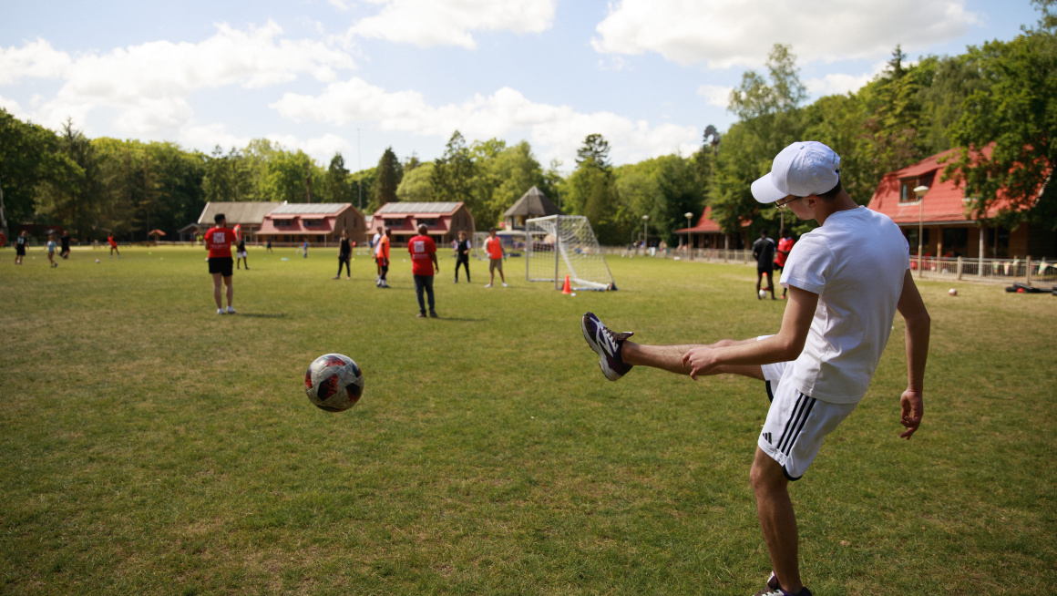 Kinderen spelen voetbal