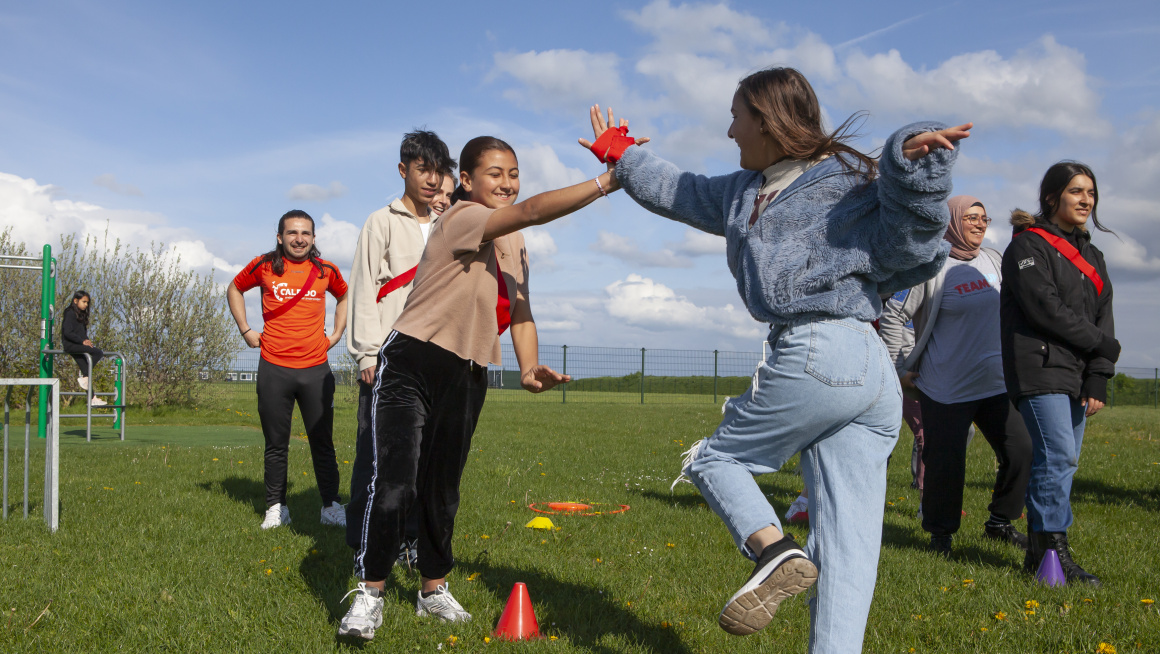 Kinderen die buitenspelen