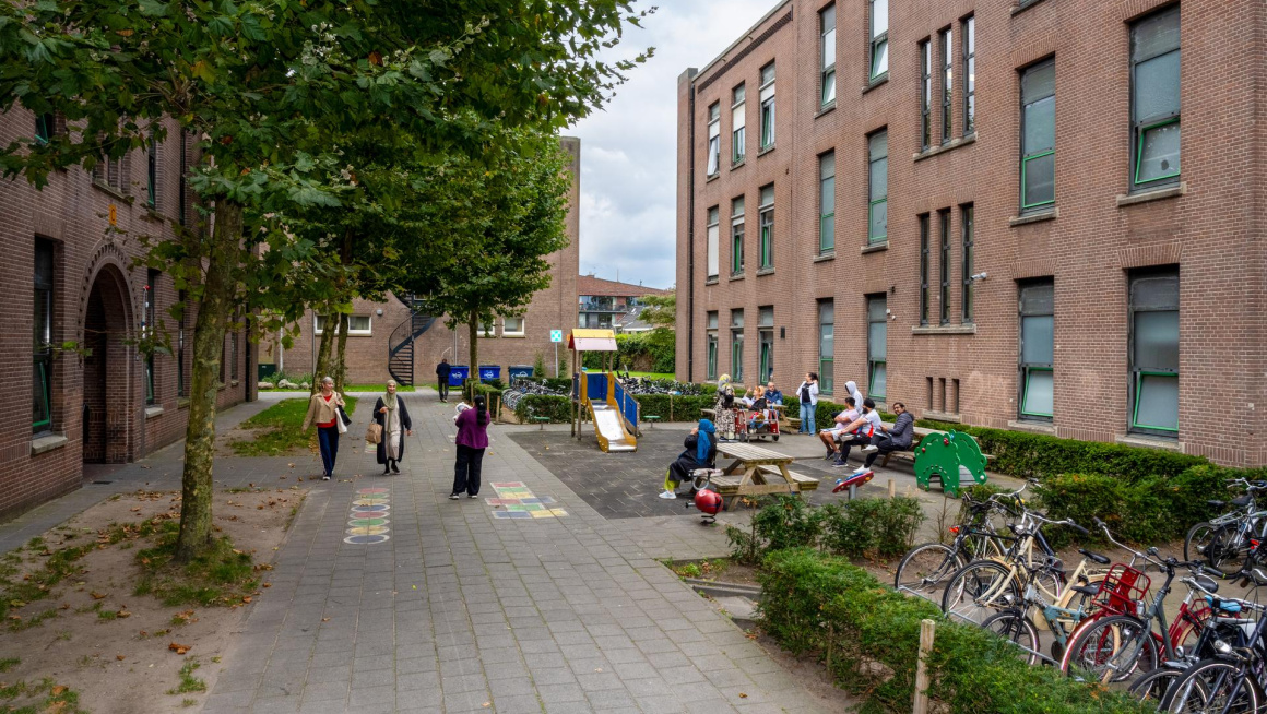 mensen lopen buiten op straat