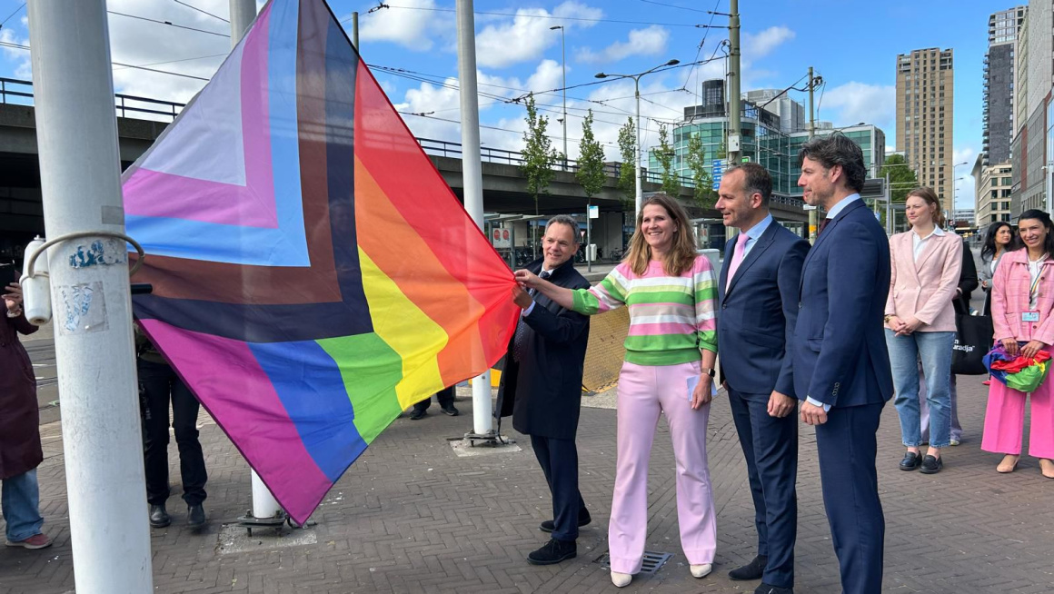 vlag hijsen op de Rijnstraat IDAHOBIT '25