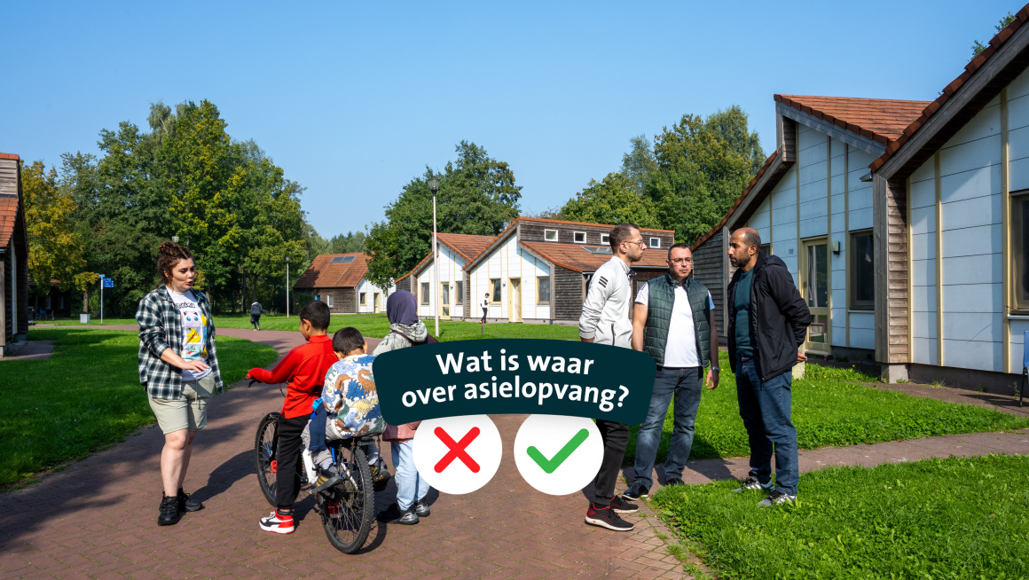 Groep mensen die aan het praten zijn met elkaar op een AZC