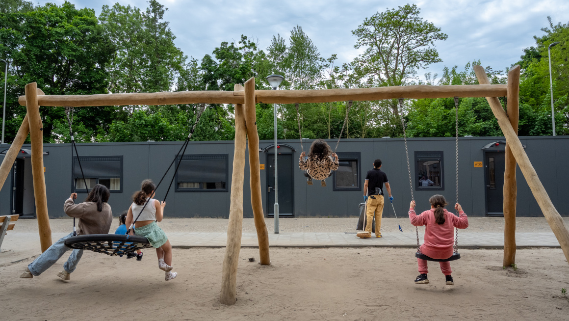kinderen op de schommel op locatie Breda Heerbaan