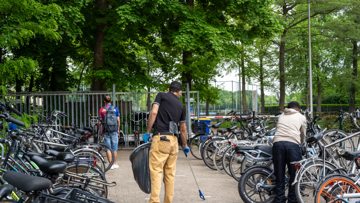 bewoner participeert in schoonhouden fietsenstalling op locatie breda
