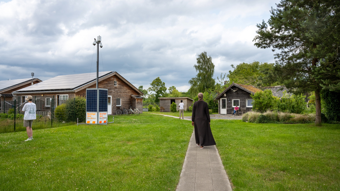 gebouwen coa locatie sint oedenrode koeveringsedijk, op het pad loopt een bewoonster