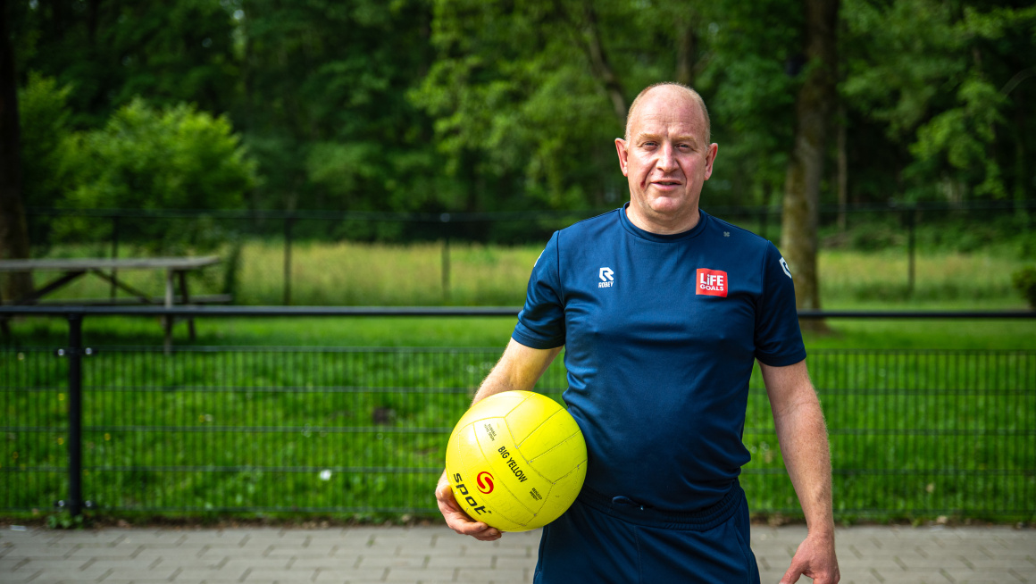 man kijk in beeld, met bal in hand