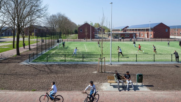 Voetballers en fietsers