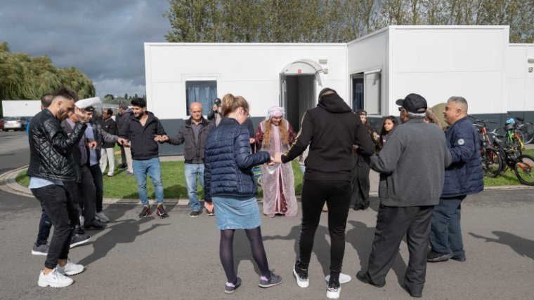 Bezoekers op azc tijdens open dag