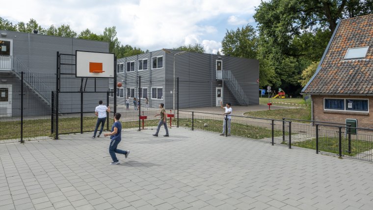 jongens die basketballen