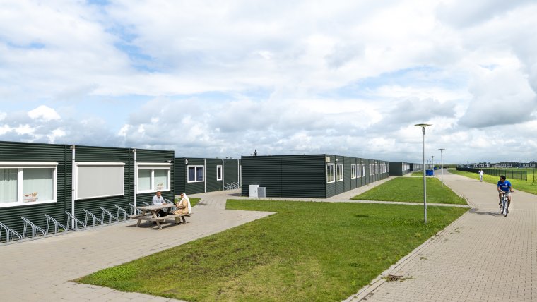 mensen buiten bij azc Balk