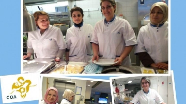 mensen die aan het werk zijn in de keuken worden getoond