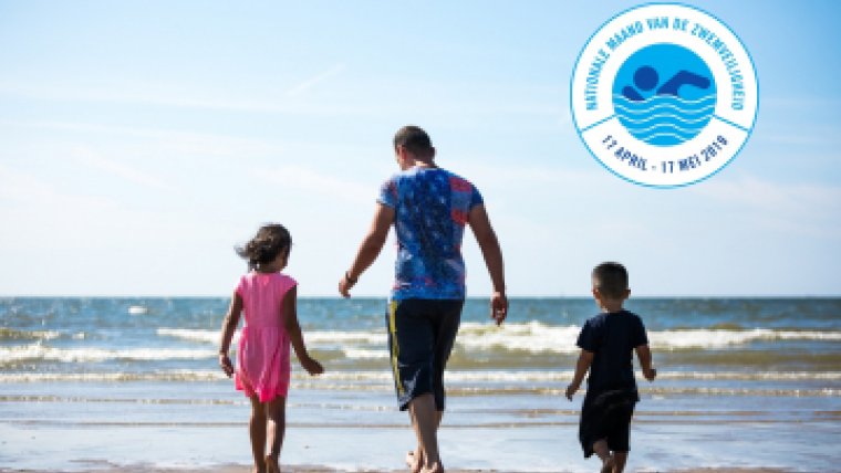 man loopt met kinderen op het strand