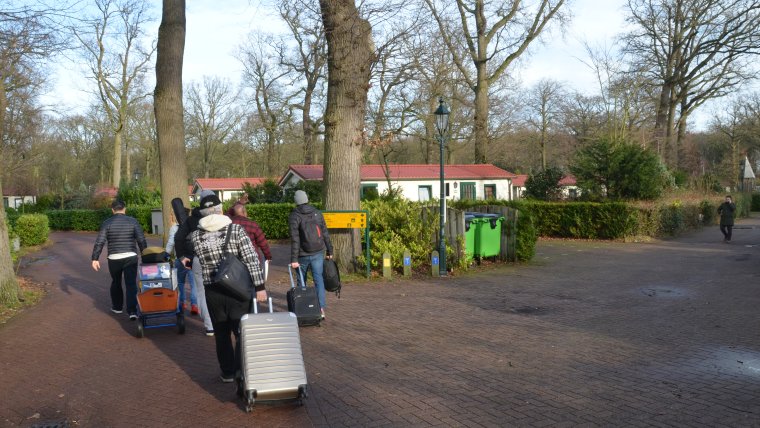 mannen met rolkoffers