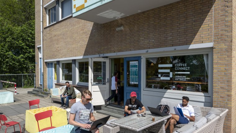 Mensen zitten op een terras