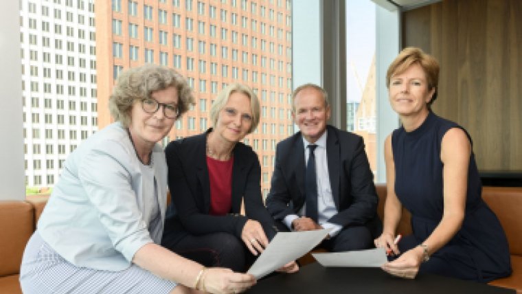 3 vrouwen poseren met 1 man