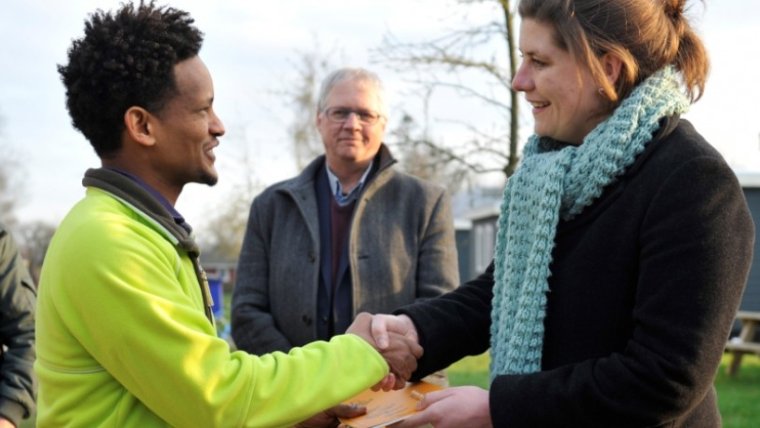 vrouw geeft man een habd
