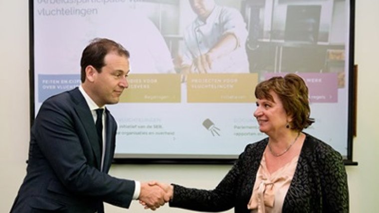 man geeft vrouw een hand