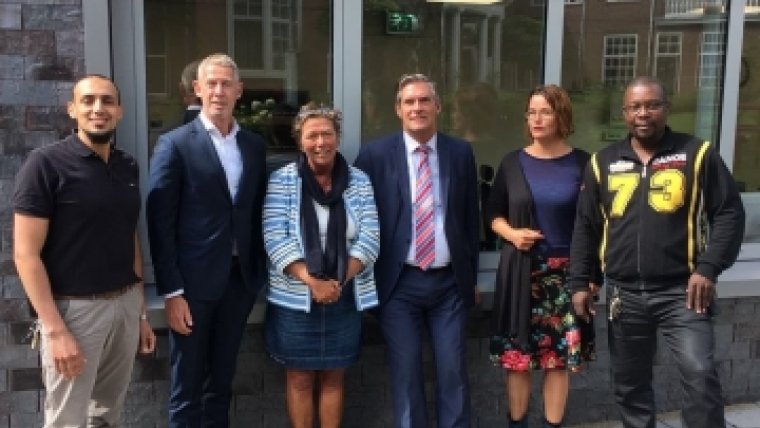 groep mensen poseren voor de foto
